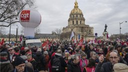 На фона на нестихващи протести: Френският кабинет оцеля при 2 вота на недоверие (видео)
