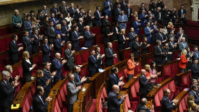 На фона на нестихващи протести: Френският кабинет оцеля при 2 вота на недоверие (видео)