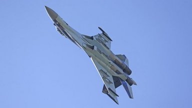 Руски изтребител Су-35 е прехванал два американски бомбардировача до границата