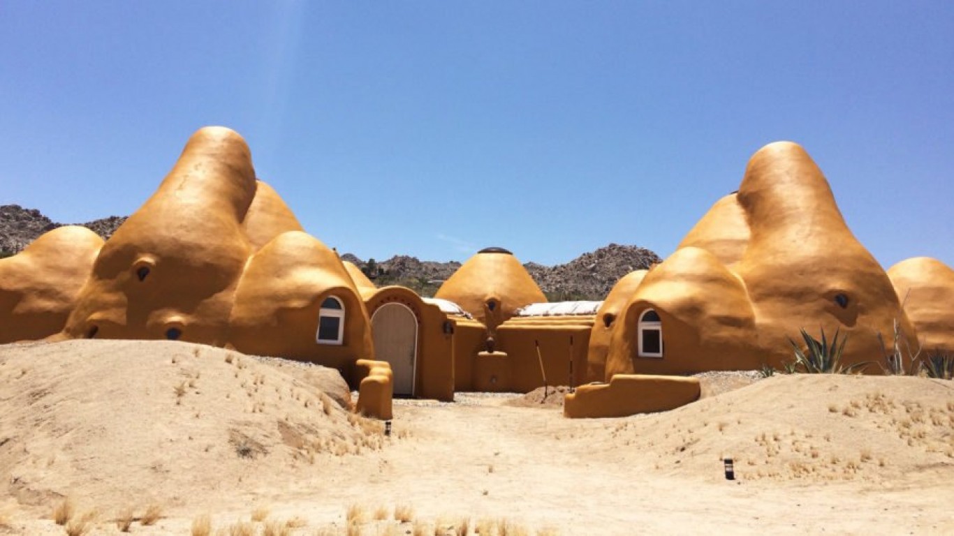 Извънземна къща в пустинята търси нов собственик за 2 млн. долара (видео)
