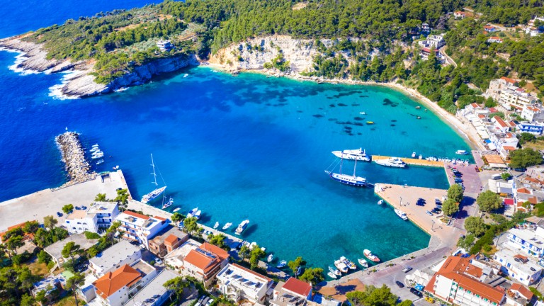 Гръцкият остров Алонисос препоръчва чешмяна вода на туристите, премахва пластмасовите бутилки