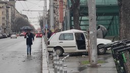 Кола се заби в дърво до входа на метростанция в центъра на София (снимки)
