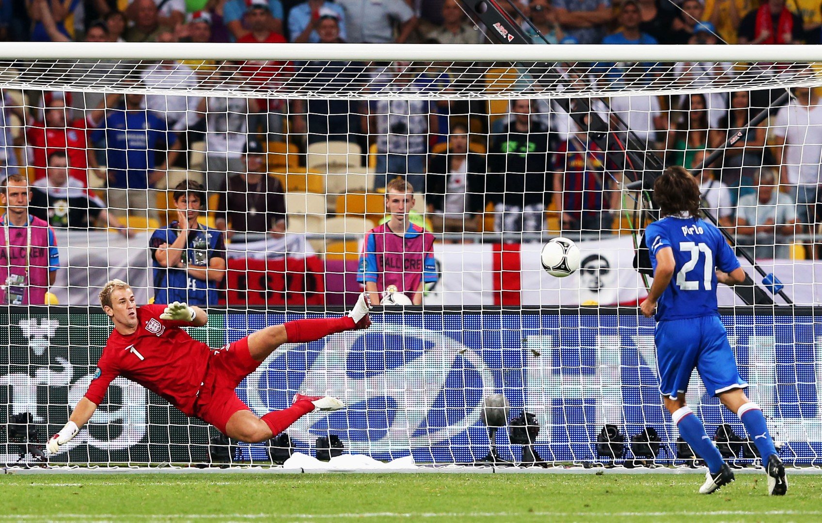 2012 г., Киев - Андреа Пирло с "паненка" потапя Англия по време на четвъртфинала от Евро 2012, след като двата отбора изиграват 120-те вероятно най-скучни минути в турнира