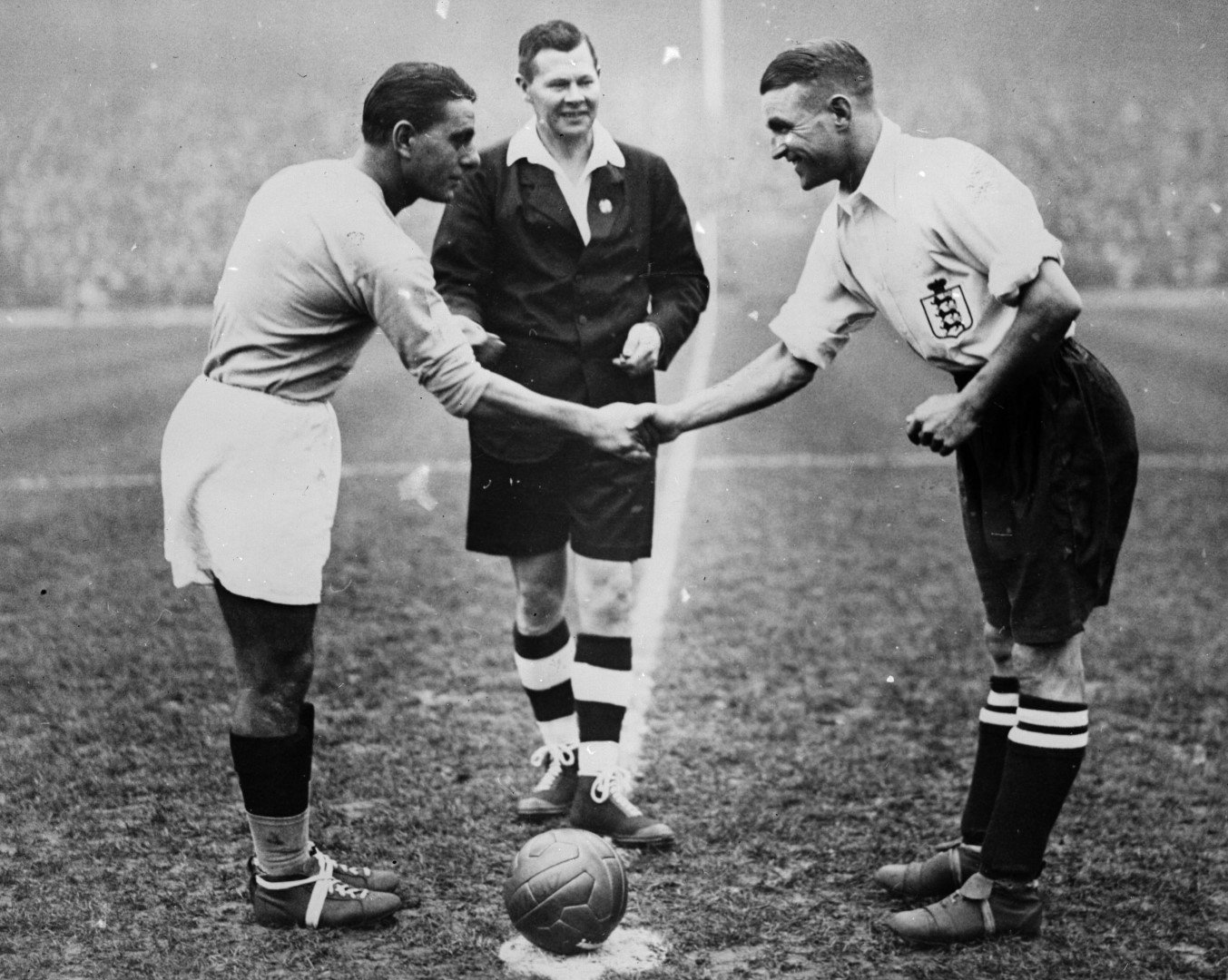 Ноември 1934 г., Лондон. Капитаните на двата отбора Еди Хапгууд и Атилио Ферарис се поздравяват дружелюбно преди мача, който ще се превърна в касапница със счупени крака, ръце и нос. 