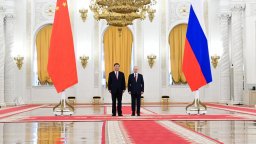 Путин посрещна Си с бляскава церемония в Кремъл (видео)