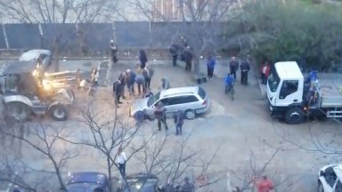 Лек автомобил пропадна в дупка образувала се след ВиК авария