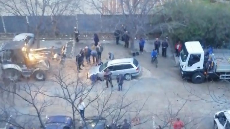 Кола пропадна в дупка след ВиК авария в Пловдив
