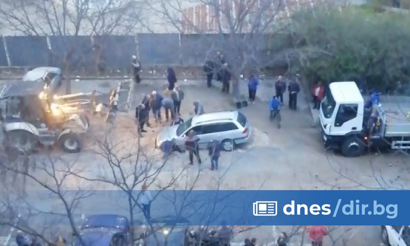 Лек автомобил пропадна в дупка, образувала се след ВиК авария