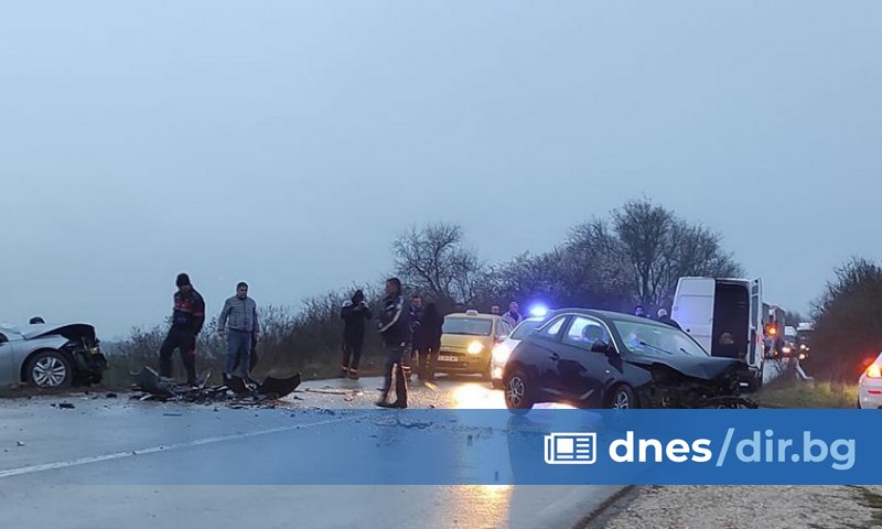 Тежка катастрофа между два автомобила в района на моста по