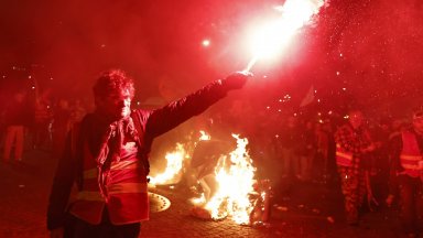 Шеста нощ продължиха протестите и сблъсъците във Франция заради приетата