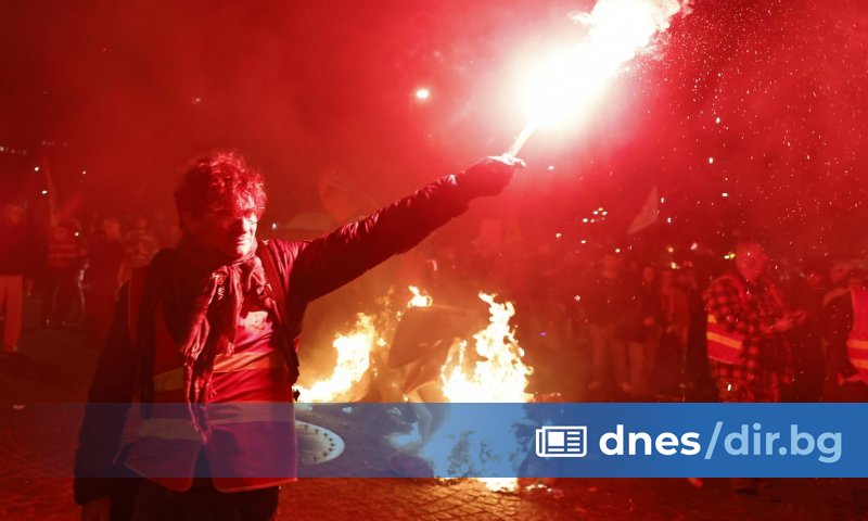 Шеста нощ продължиха протестите и сблъсъците във Франция заради приетата