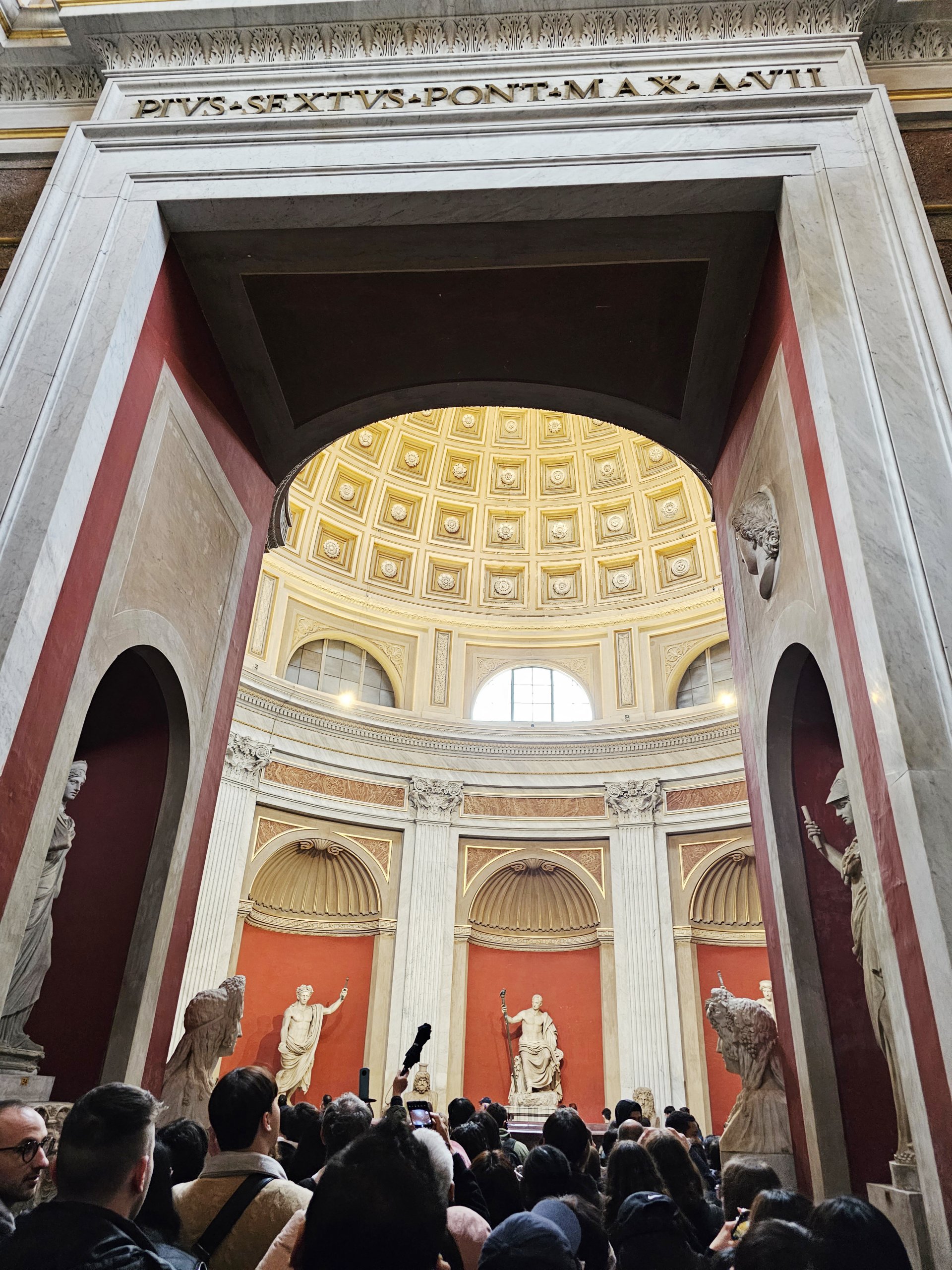Залата със скулптури във Ватикана 