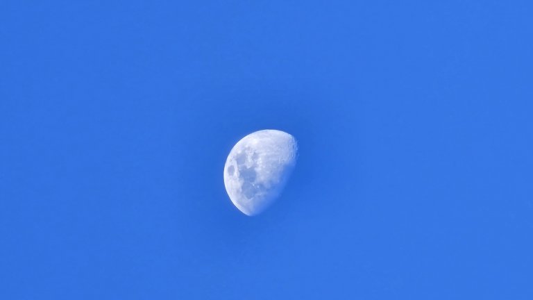 Синя Луна ще озари нощното небе тази седмица