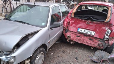 Камион за сметоизвозване удари 5 паркирани коли на улица в софийското село