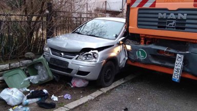 След като камион за боклук помете пет паркирани автомобила във