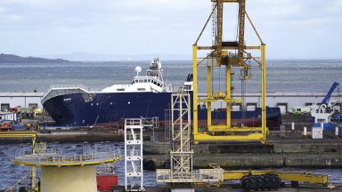 Най малко 25 души пострадаха след като кораб се преобърна тази