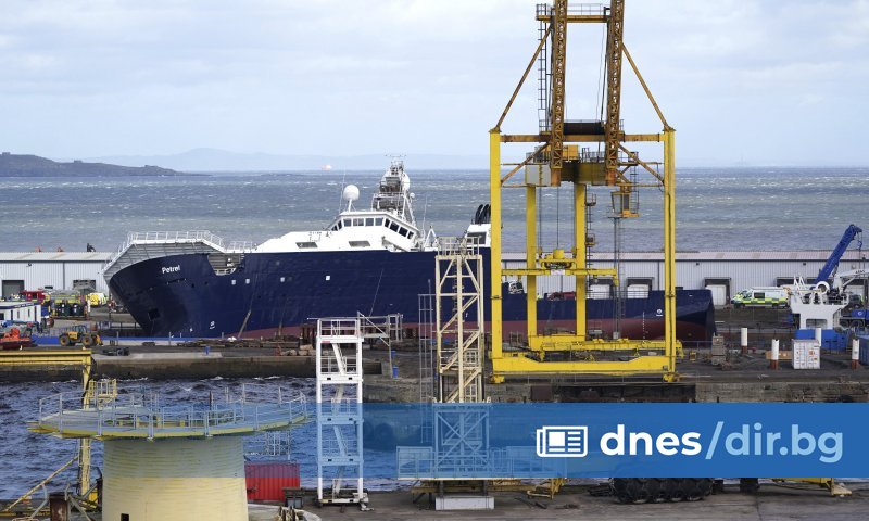 Най-малко 25 души пострадаха, след като кораб се преобърна тази