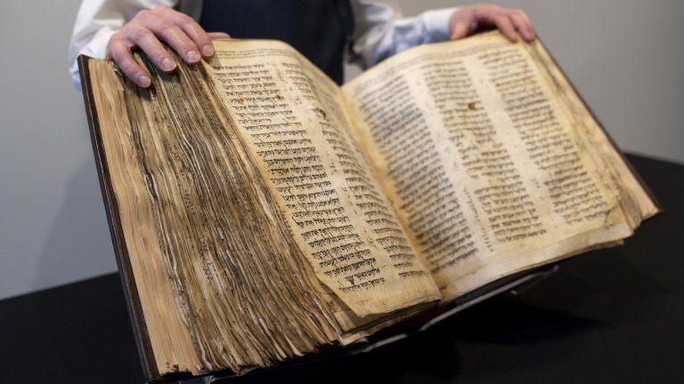 "Сотбис" очаква рекордна продажба на древна еврейска Библия за над 30 млн. долара