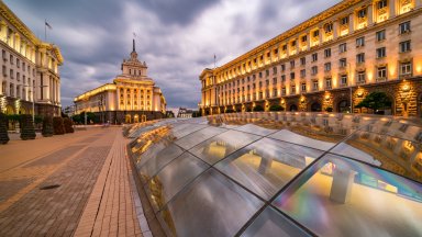 Поради ремонт в сградата на Народното събрание на пл Княз