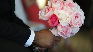 Абитуриенти венчаха учителите си в двора на училището Повод за