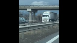 Опасно шофиране: Автомобил "лети" в насрещното на магистрала „Хемус“ (видео)