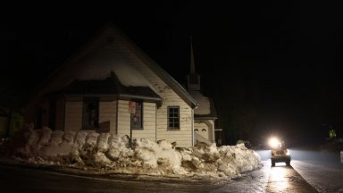Десетки хиляди калифорнийци останаха без електричество и получиха заповед да
