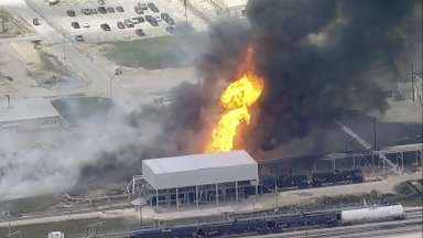 Експлозия и пожар в химически завод в Тексас (видео)