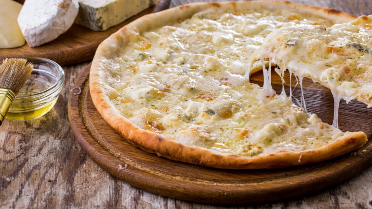 Зехтин, чесън, моцарела и пармезан: Разкошът в пица "Бианка"