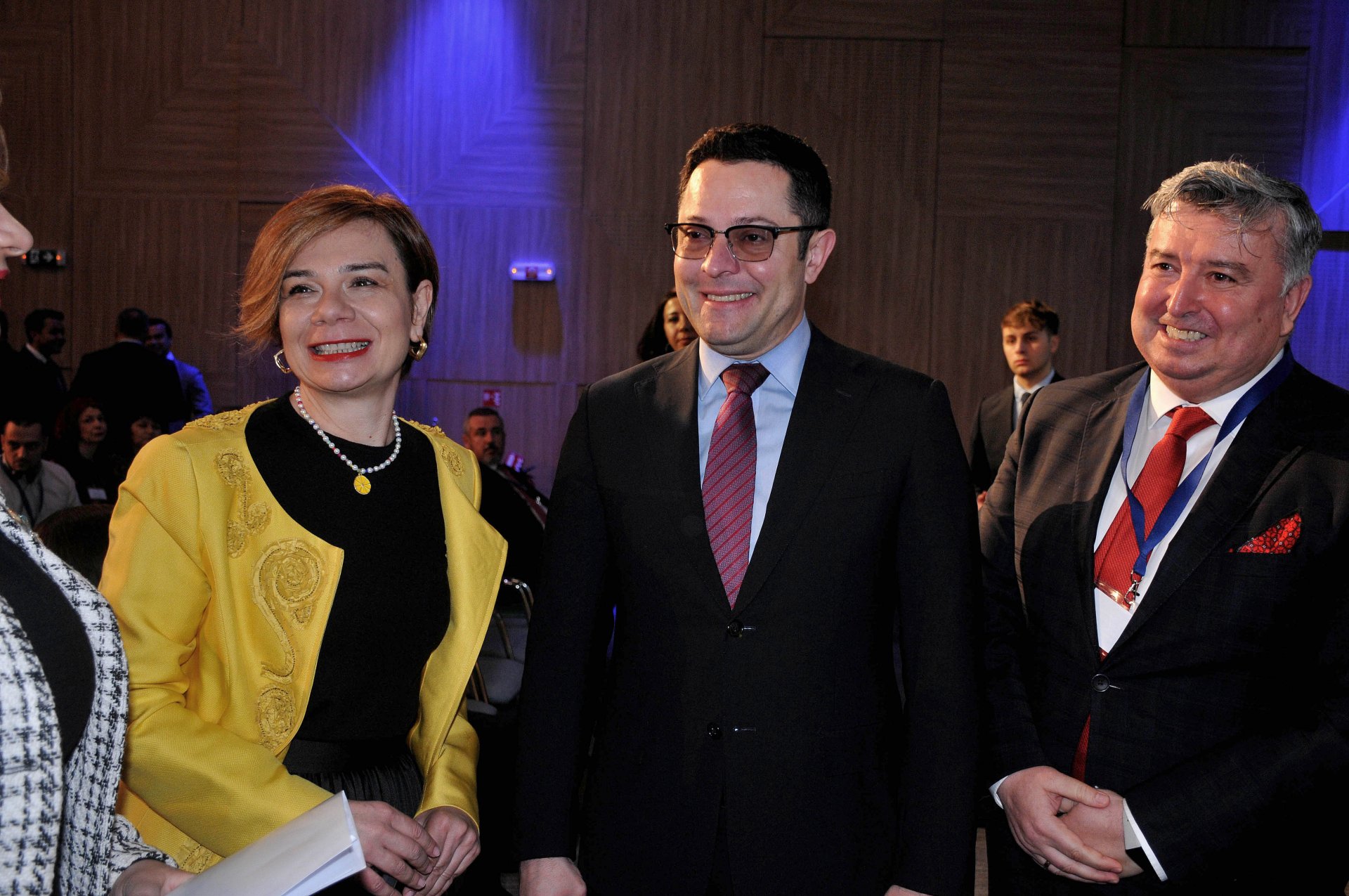 Министърът на иновациите и растежа Александър Пулев (в средата) откри в Бургас българо-турски бизнес форум, до него вляво е пълномощният посланик на Република Турция Айлин Секизкьок