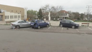Бус помете три коли и пешеходец в Ямболско, шофьорката твърди, че спирачките отказали