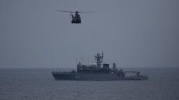 Кораб потъна в Черно море, румънски военен хеликоптер издирва трима моряци