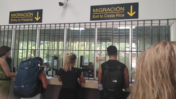 На границата в Коста Рика - даване на пръстови отпечатъци