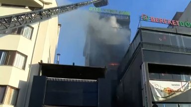 Двама загинаха при пожар в 7-етажен хотел в Истанбул (видео)