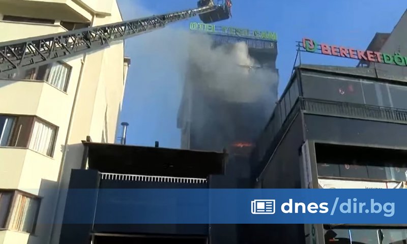 Двама души са загинали при пожар в седеметажен хотел в
