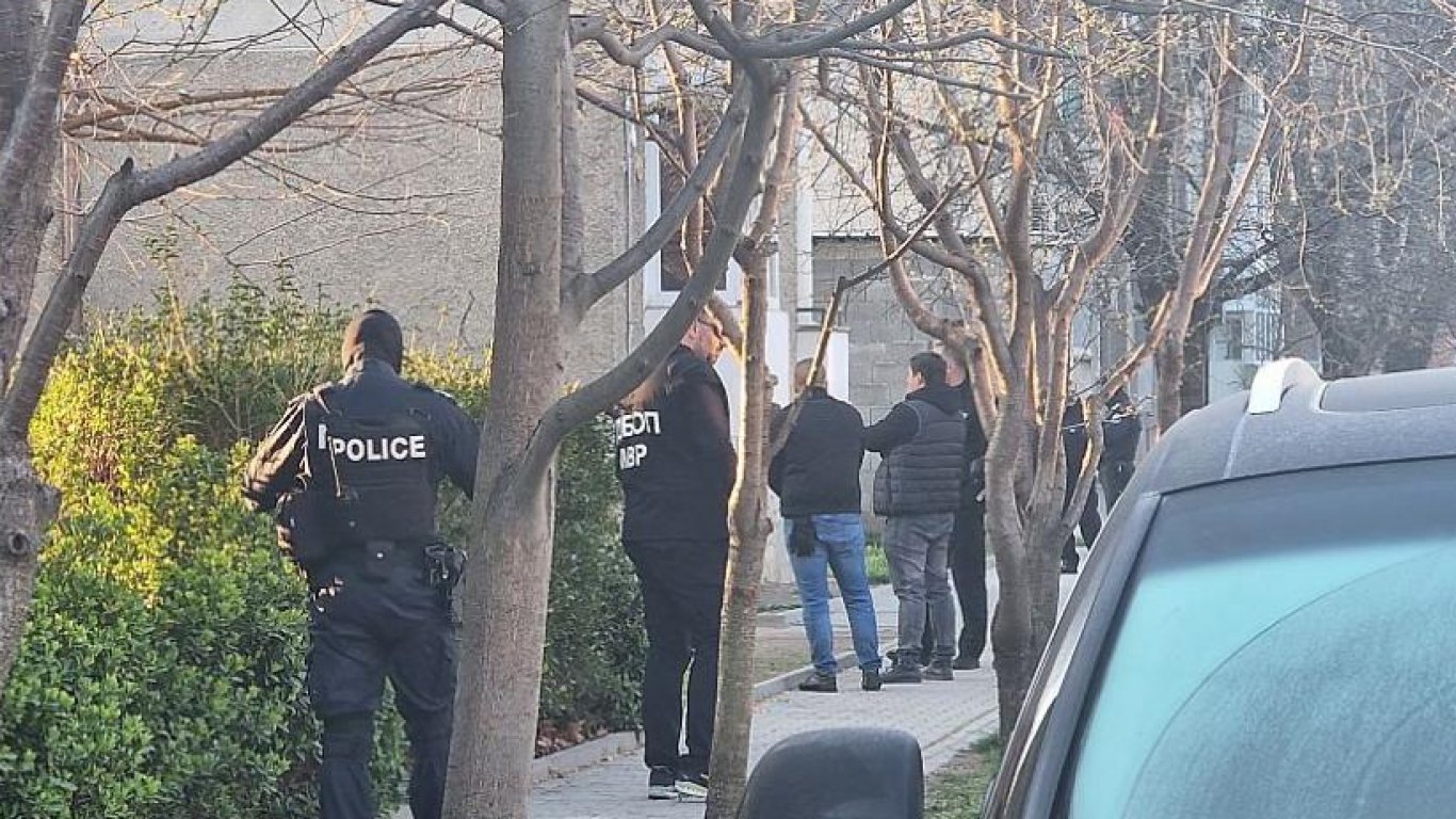 ГДБОП и жандармерия блокираха Казанлък, обискират къщата на близък до Златко Баретата