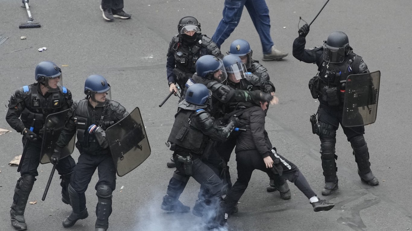 Двойно повече арестувани във Франция, но и стотици ранени полицаи след сблъсъците