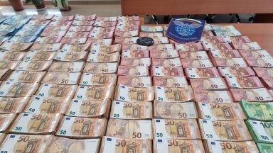 Рекордно количество недекларирана валута пренасяна в лек автомобил от семейство