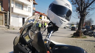 Шофьор блъсна полицай с мотор в Пловдив, униформеният е в болница