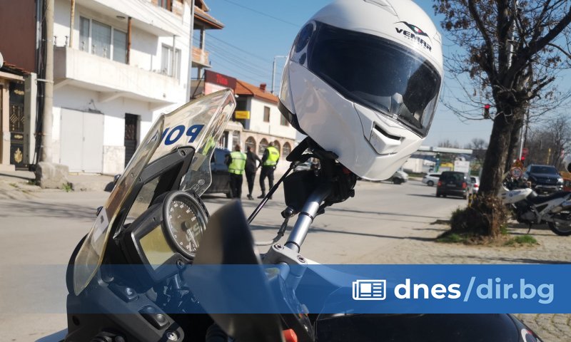 Шофьор на лек автомобил блъсна полицай с мотор в Пловдив,