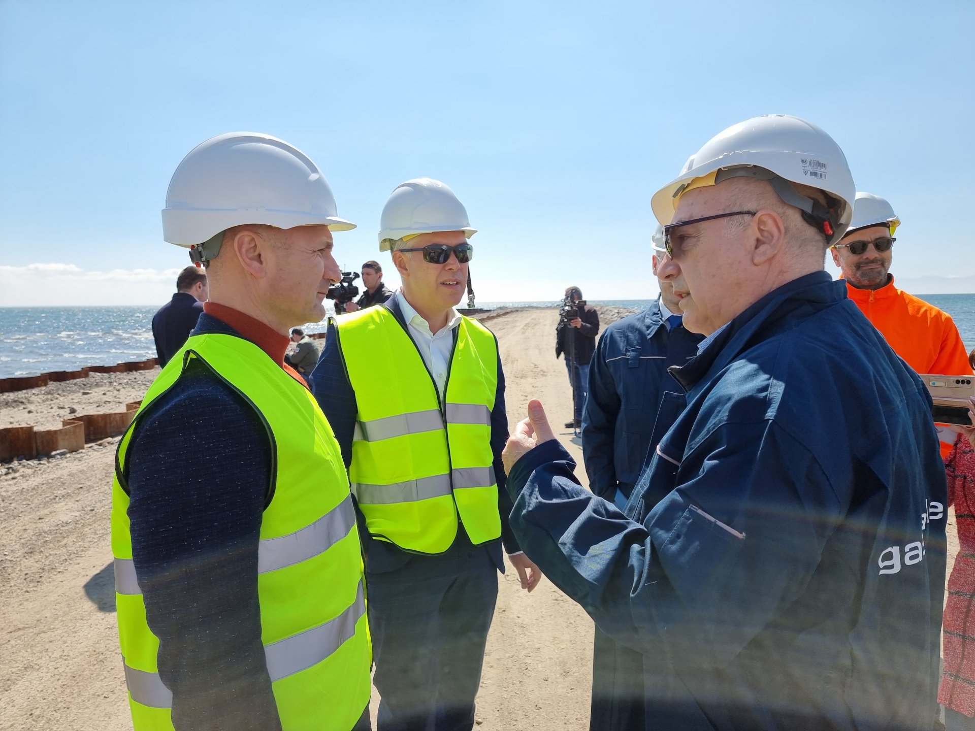 Служебният министър на енергетиката Росен Христов и изпълнителният директор на "Булгатрансгаз" Владимир Малинов инспектираха изграждането на терминала за втечнен природен газ (LNG) край пристанището в Александруполис. С тях разговаря изпълнителният директ