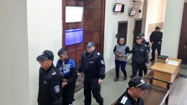 Петимата обвиняеми за убийство в центъра на Казанлък което стана