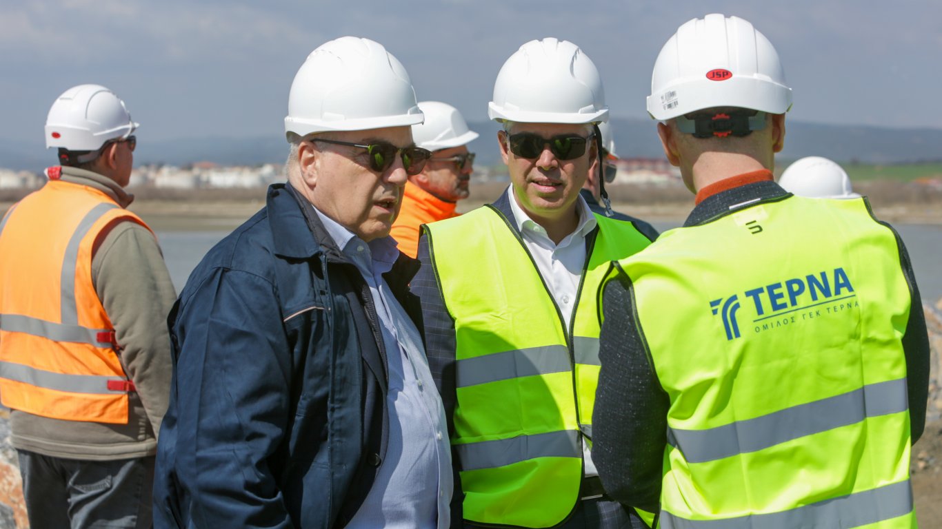 Инспекция на изграждането на терминала за втечнен природен газ край Александруполис, Гърция.  Изпълнителният директор на „Булгартрансгаз“ ЕАД Владимир Малинов (в средата) и изпълнителният директор на „Газтрейд” Костис Сифнеос (ляво)