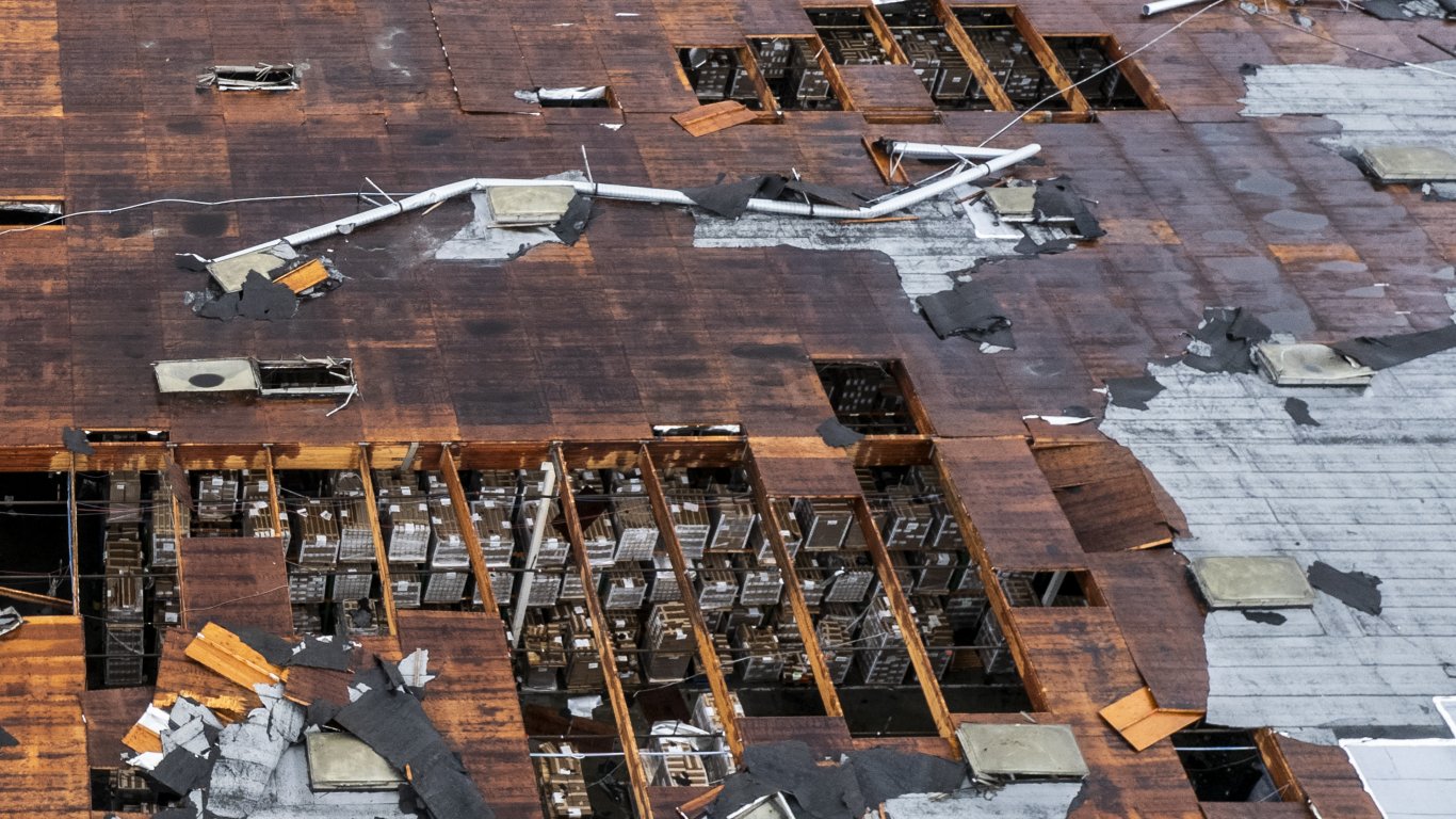 Торнадо отне живота на десетки и причини значителни разрушения в Мисисипи (видео)