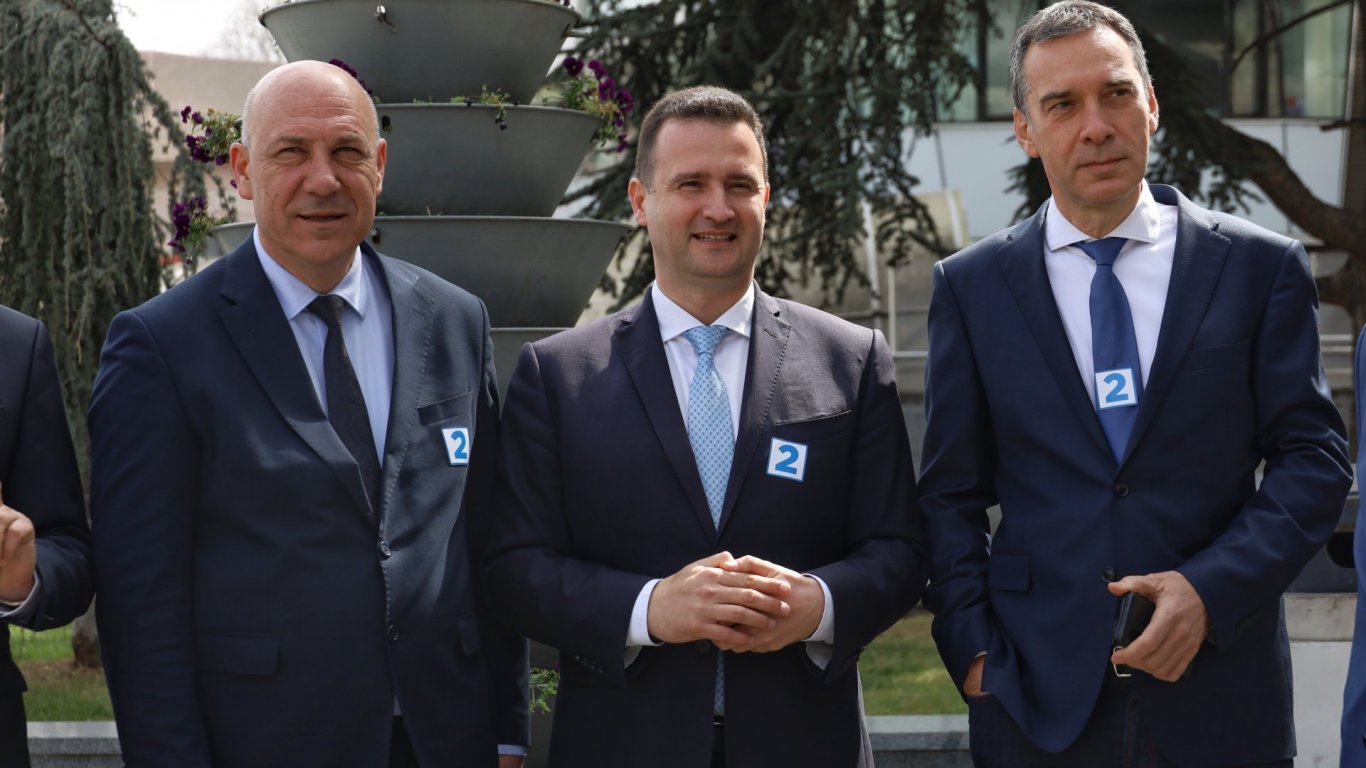 На снимката (от ляво надясно): кметът на Поморие и областен председател на ПП "ГЕРБ" Бургас Иван Алексиев, водачът на листата на "ГЕРБ-СДС" в Бургас Жечо и кметът на Бургас Димитър Николов.
