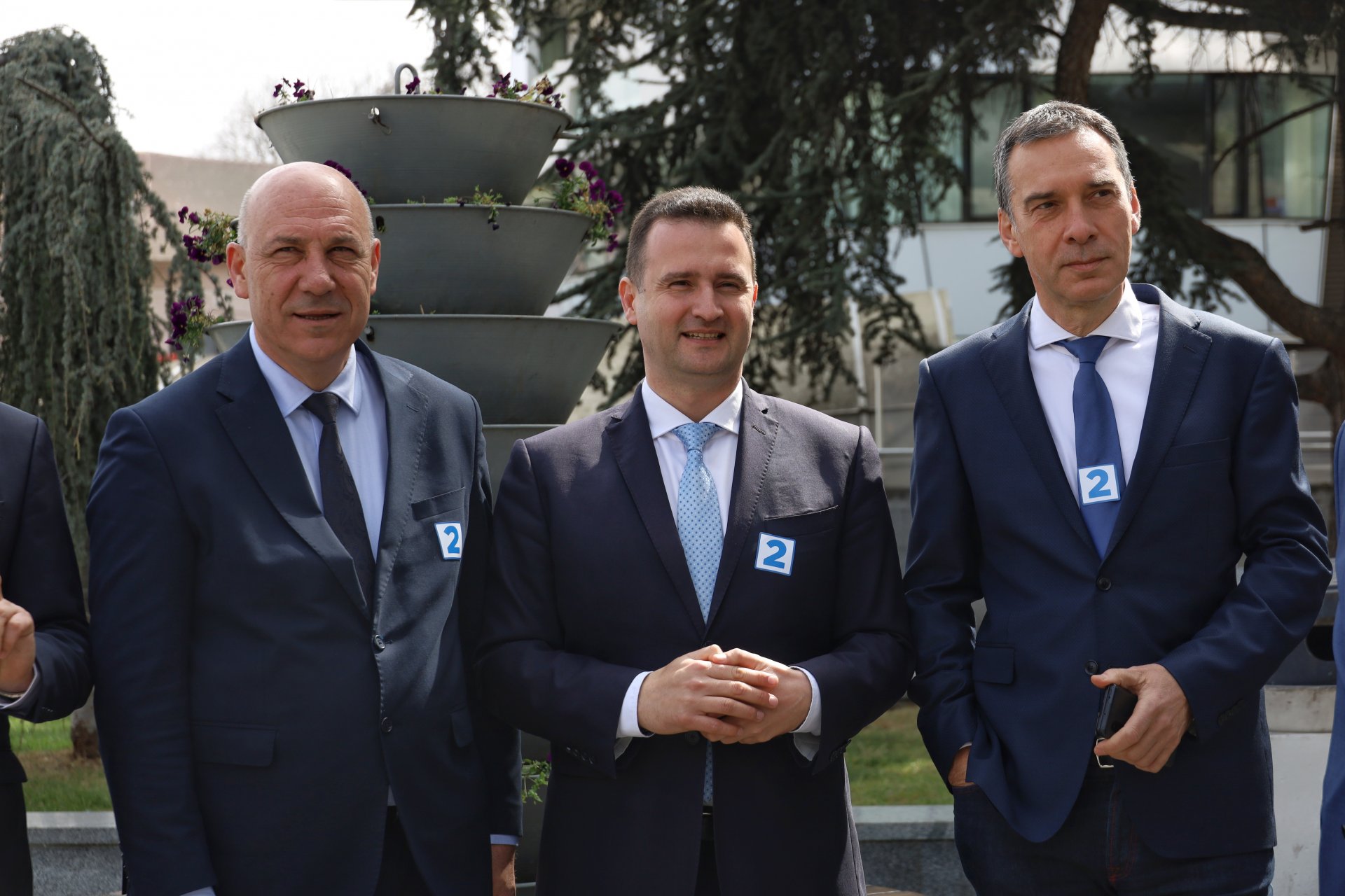 На снимката (от ляво надясно): кметът на Поморие и областен председател на ПП "ГЕРБ" Бургас Иван Алексиев, водачът на листата на "ГЕРБ-СДС" в Бургас Жечо и кметът на Бургас Димитър Николов.