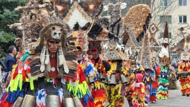 Над 1200 участници дефилират днес в Земен където се провежда