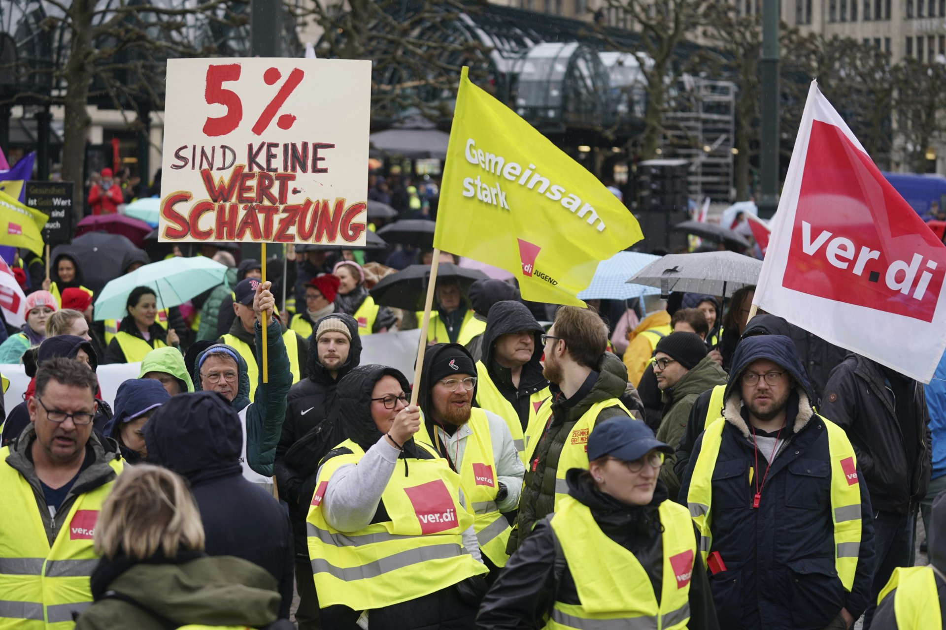 Демонстранти са се събрали на митинг на профсъюза Ver.di в Хамбург в четвъртък, 23 март 2023 г. На плаката пише: „5% не е увеличение (на заплатите)“
