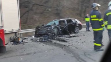 Двама души пострадаха при катастрофа между две коли край Владая