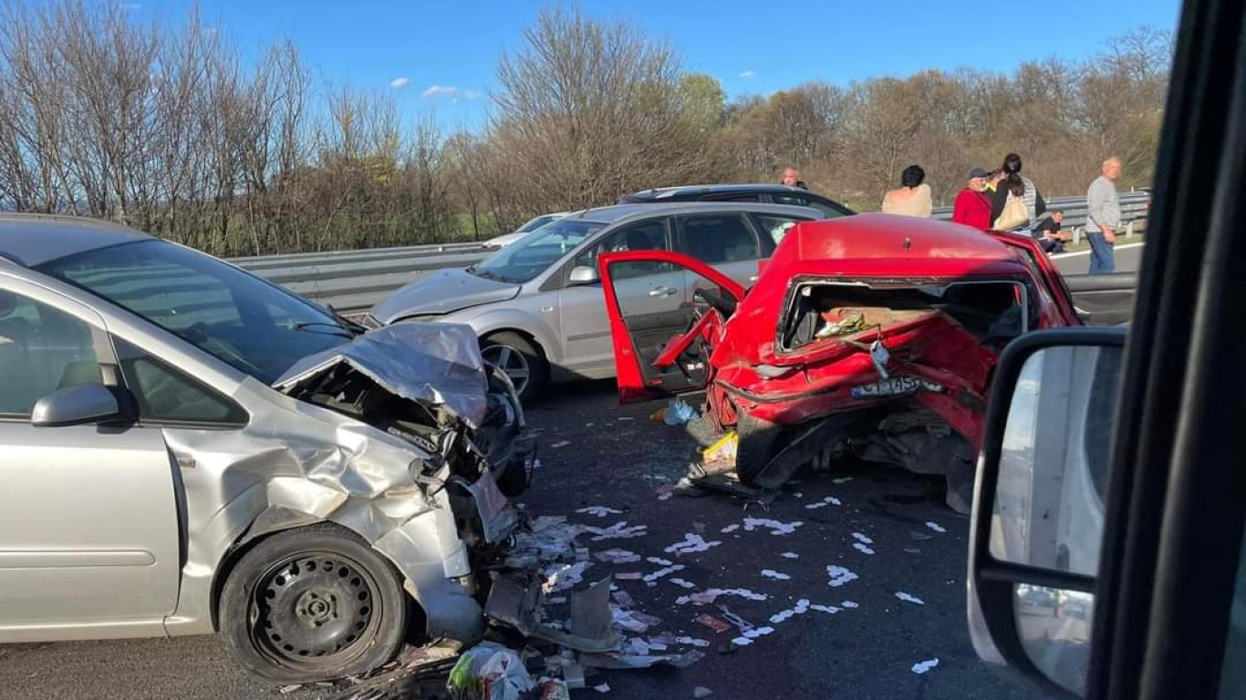 Катастрофата с четири автомобила на магистрала "Тракия"