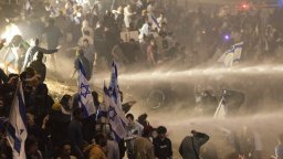 Сблъсъци с полицията и водно оръжие след мащабен протест в Израел срещу политиката Нетаняху